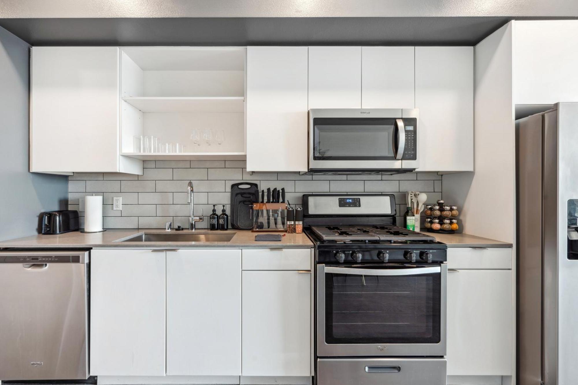 Designer 1bdr With Luxury Pool&gym, Free Parking Appartement *